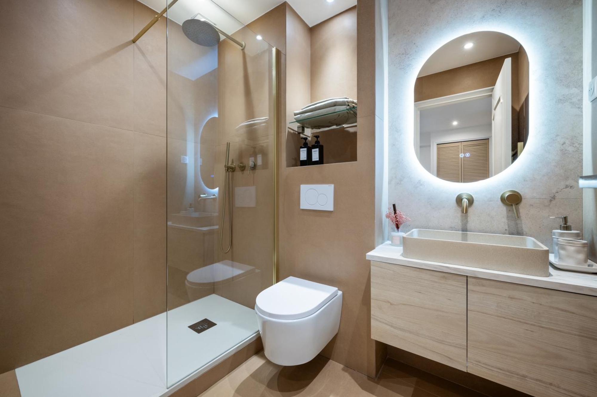 Appartamento Luxueux, Spacieux Et Equipe A 5 Min Du Port Nizza
